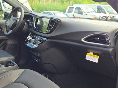 New 2027 Chrysler Pacifica LX FWD image 7