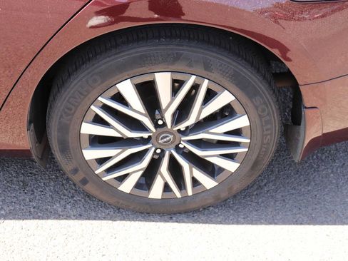 Used 2024 Nissan Altima 2.5 SV w/ SV Premium Package FWD image 8