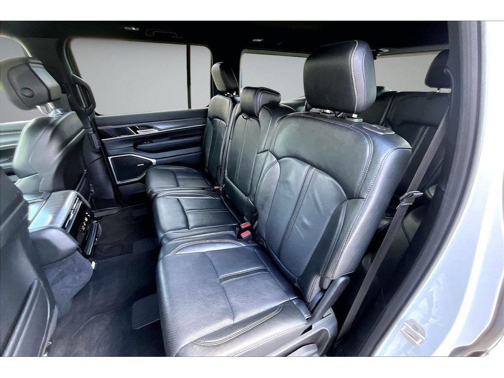 Certified 2024 Jeep Wagoneer Series II w/ Flexible Seating Group AWD/4WD image 35