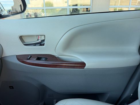 Used 2014 Toyota Sienna XLE w/ XLE Premium Package FWD image 16