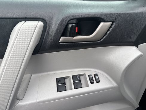 Used 2012 Toyota Highlander FWD w/ Tech Pkg image 6