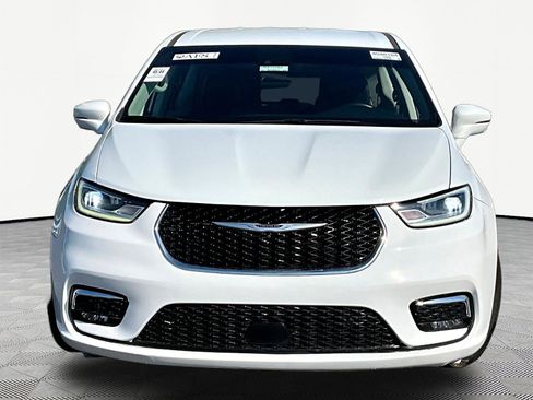 Used 2022 Chrysler Pacifica Touring-L w/ Uconnect Theater Family Group FWD image 8