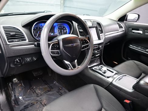 Used 2018 Chrysler 300 Touring image 13
