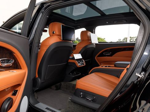 Certified 2023 Bentley Bentayga Extended Wheelbase AWD/4WD image 46