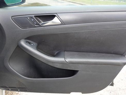 Used 2011 Volkswagen Jetta SE FWD image 18