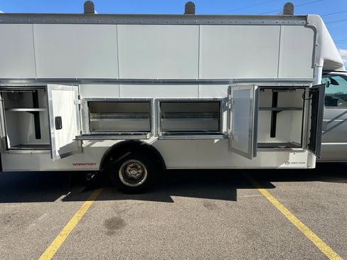 Used 2025 Ford E-450 and Econoline 450 Super Duty w/ Driver's Safety Package RWD image 17