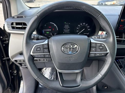 Used 2024 Toyota Sienna XLE FWD image 39