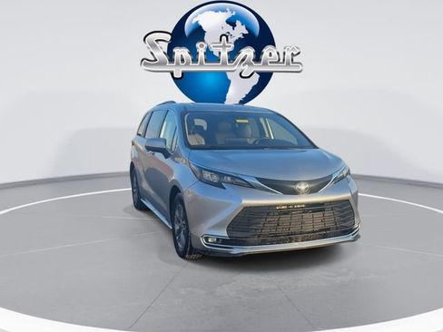 Used 2024 Toyota Sienna XLE image 3