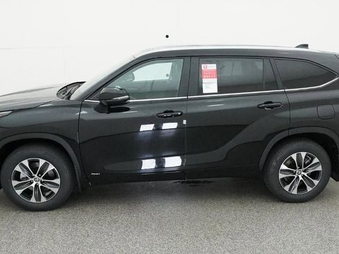 New 2026 Toyota Highlander XLE image 3