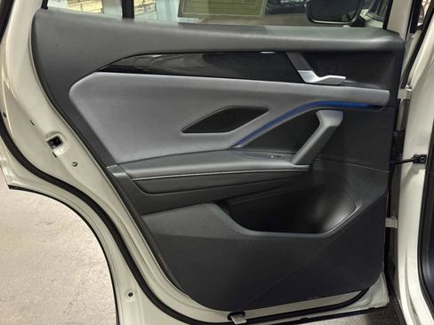 Certified 2025 Volkswagen Tiguan SE R-Line image 13