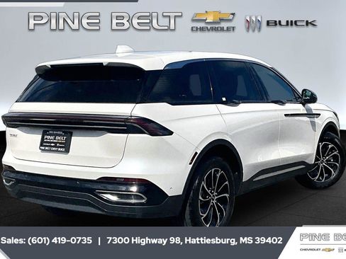 Used 2024 Lincoln Nautilus Premier image 11