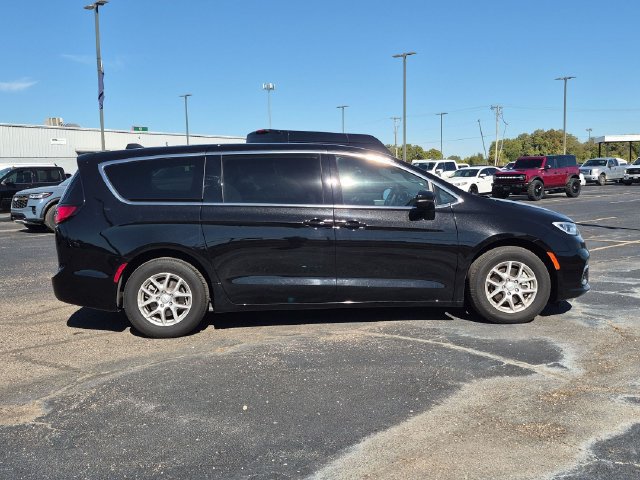 Used 2026 Chrysler Pacifica Select FWD image 8