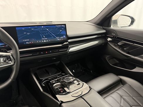 Used 2024 BMW 530i xDrive AWD/4WD image 18