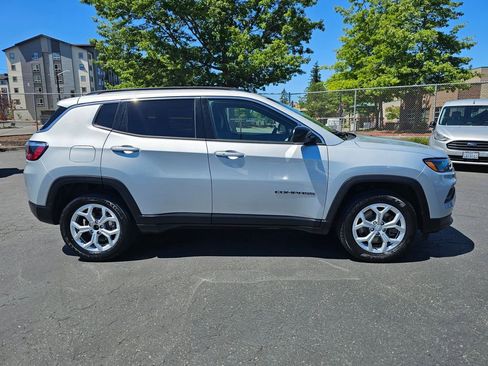 Used 2024 Jeep Compass Latitude image 3