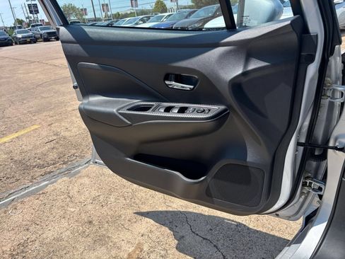 Used 2025 Nissan Versa SV FWD image 15