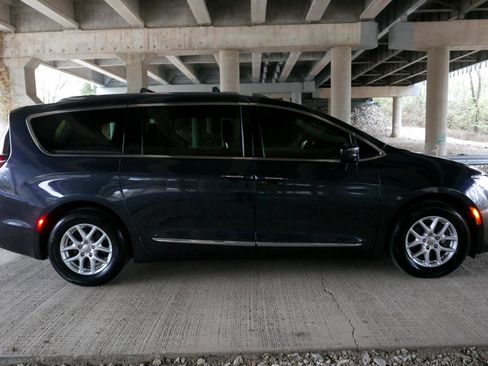 Used 2020 Chrysler Pacifica Touring-L image 30