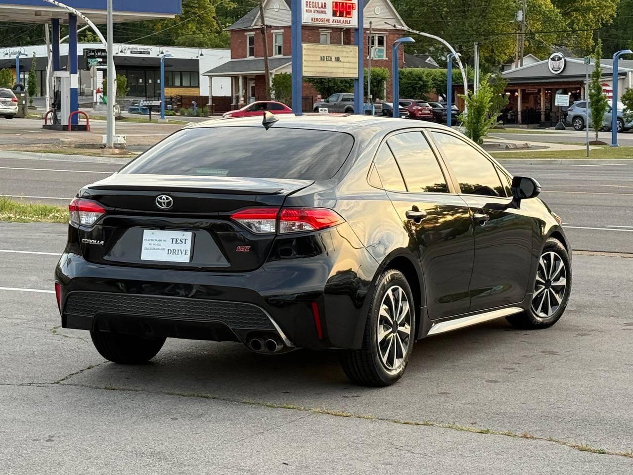 Used 2021 Toyota Corolla SE FWD image 2