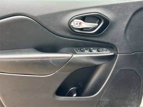 Used 2022 Jeep Cherokee Trailhawk image 16