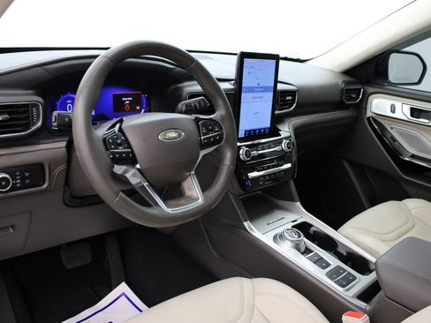 Used 2023 Ford Explorer Platinum w/ Premium Technology Package RWD image 17