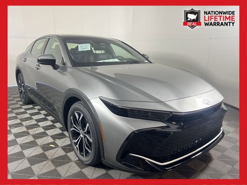 Used 2023 Toyota Crown Limited image 1