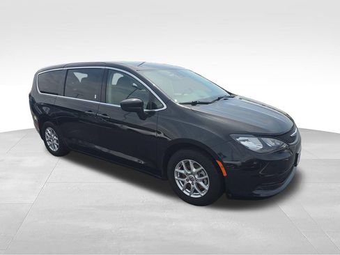 Used 2023 Chrysler Voyager LX FWD image 7