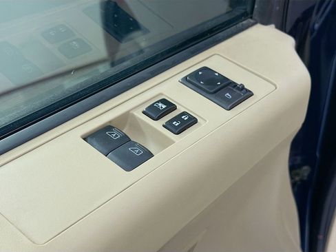 Used 2010 Nissan Titan SE image 19