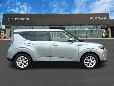 Used 2025 Kia Soul LX w/ LX Technology Package FWD image 4