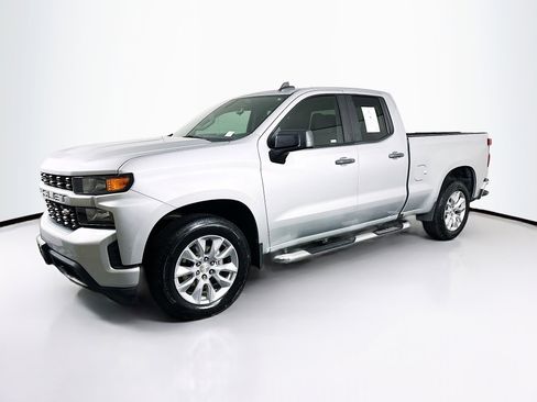 Used 2020 Chevrolet Silverado 1500 Custom w/ Custom Value Package image 3