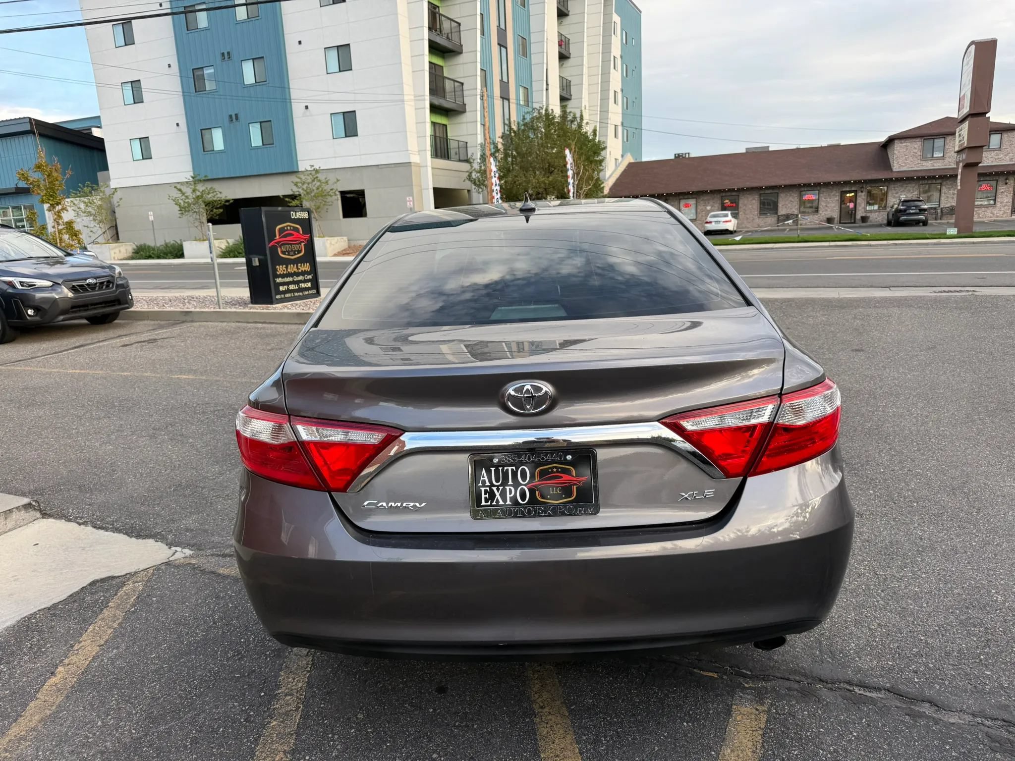 Used 2017 Toyota Camry XLE w/ Moonroof Package FWD image 6