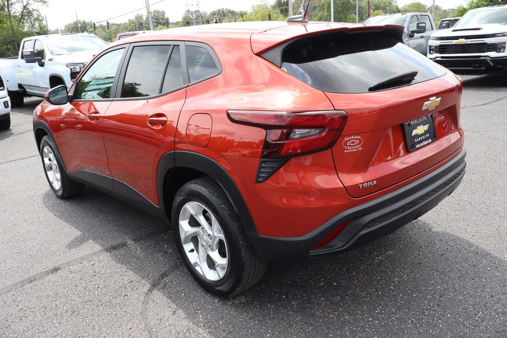 Used 2024 Chevrolet Trax LS w/ LS Convenience Package FWD image 3
