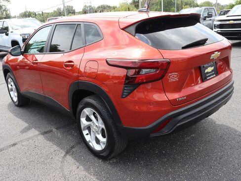 Used 2024 Chevrolet Trax LS w/ LS Convenience Package FWD image 3