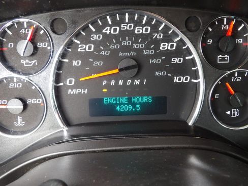 Used 2017 Chevrolet Express 2500 RWD image 39