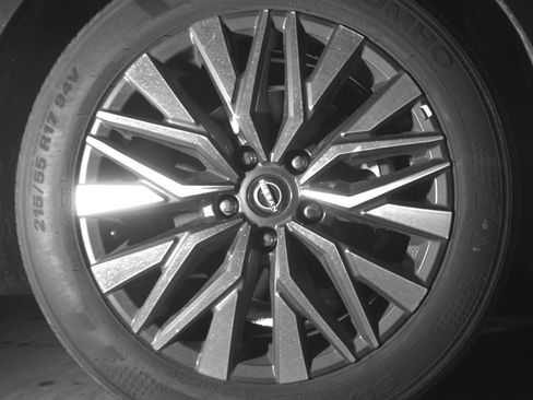 Used 2025 Nissan Altima 2.5 SV FWD image 13