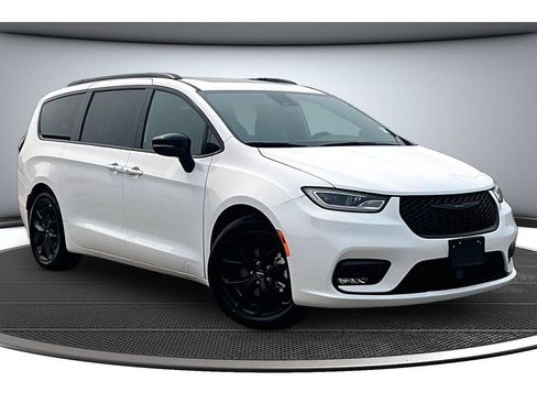 Certified 2025 Chrysler Pacifica Limited FWD image 2