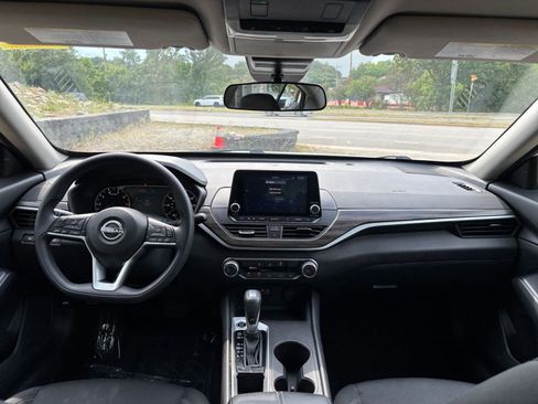 Used 2025 Nissan Altima 2.5 SV FWD image 29