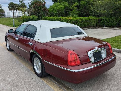 Used 1998 Lincoln Town Car Executive image 4