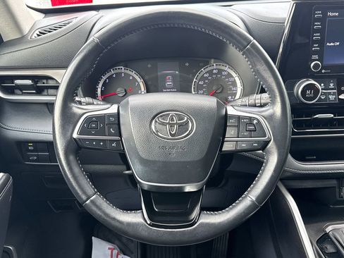 Used 2020 Toyota Highlander LE image 16