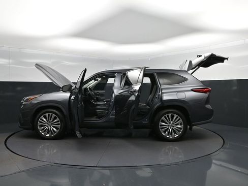 Used 2023 Toyota Highlander Platinum FWD image 47