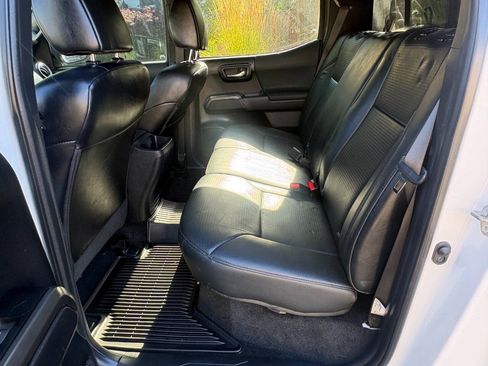 Used 2019 Toyota Tacoma TRD Sport w/ TRD Premium Sport Package AWD/4WD image 10