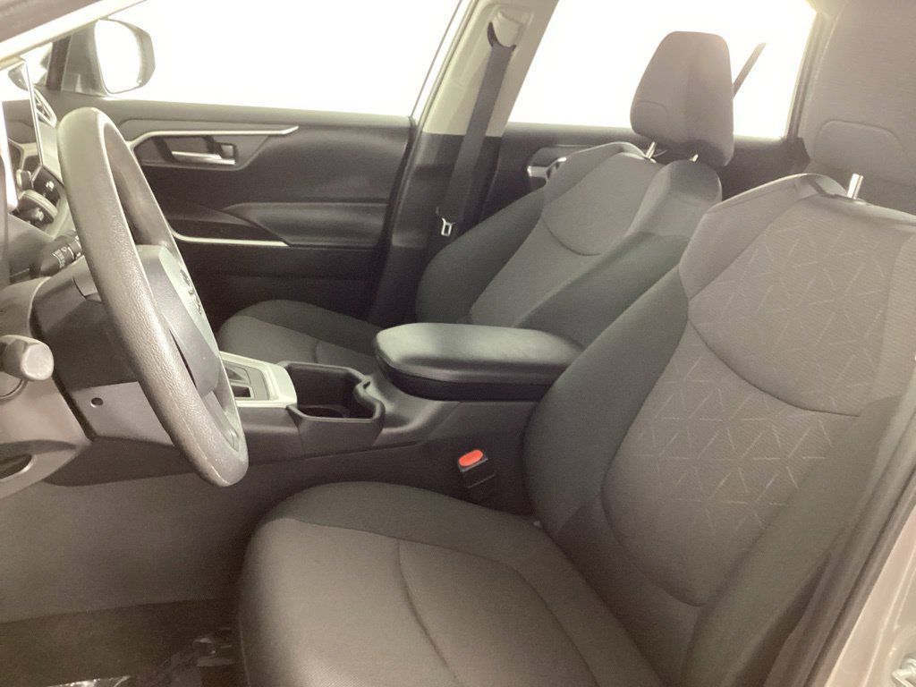 Used 2025 Toyota RAV4 XLE AWD/4WD image 10