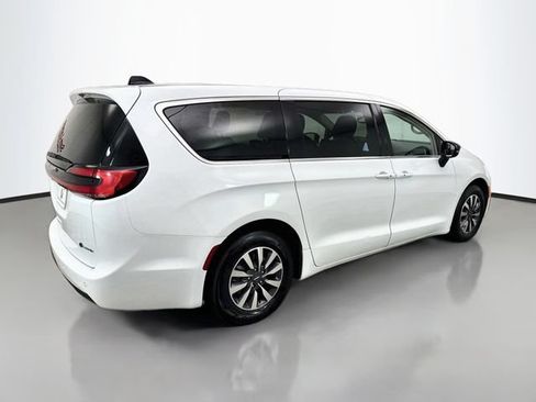 Used 2024 Chrysler Pacifica Limited FWD image 7