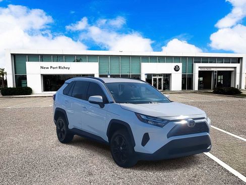 Used 2022 Toyota RAV4 XLE image 2