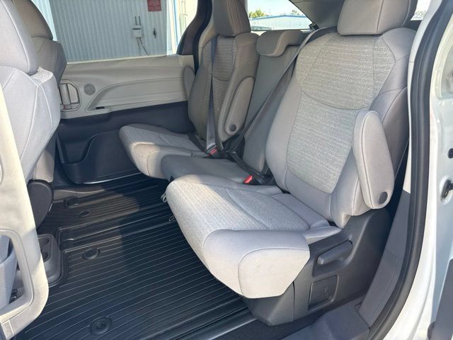 Used 2024 Toyota Sienna LE AWD/4WD image 10