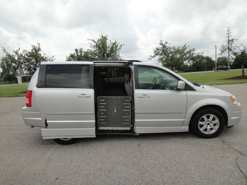 Used 2010 Chrysler Town & Country Touring FWD image 5