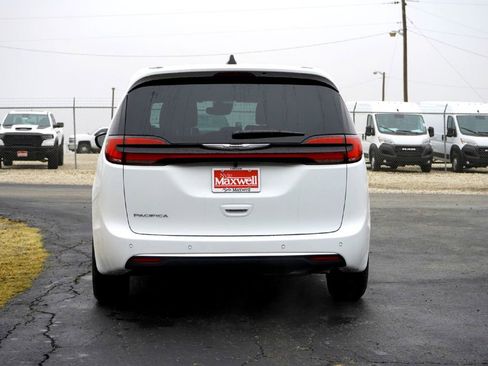 New 2026 Chrysler Pacifica Select image 7