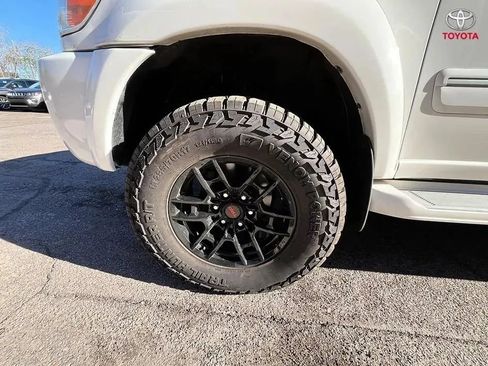 Used 2005 Toyota Sequoia SR5 AWD/4WD image 18