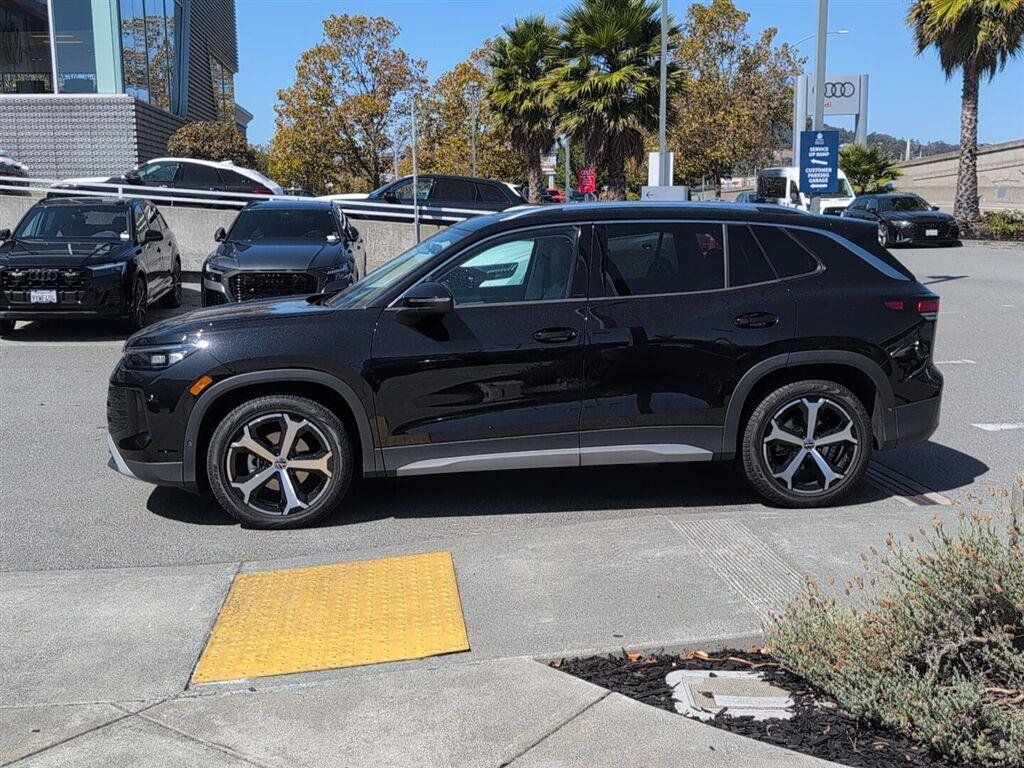 Used 2025 Volkswagen Tiguan SE w/ Panoramic Sunroof Package FWD image 9