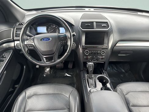 Used 2018 Ford Explorer XLT w/ Equipment Group 202A AWD/4WD image 14