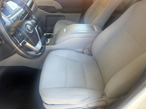 Used 2015 Toyota Highlander LE FWD image 9