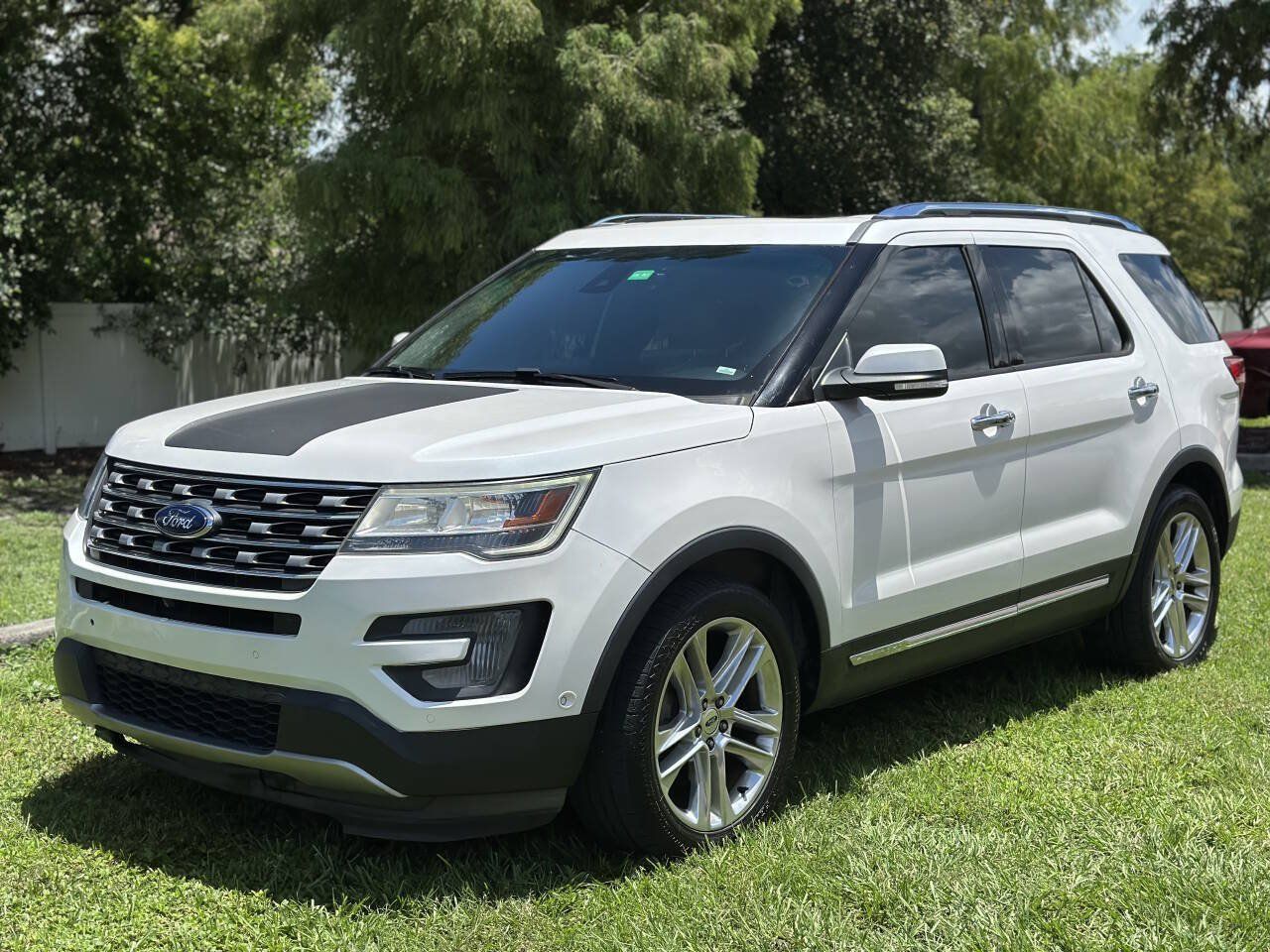 Used 2017 Ford Explorer Limited w/ Equipment Group 301A FWD image 2
